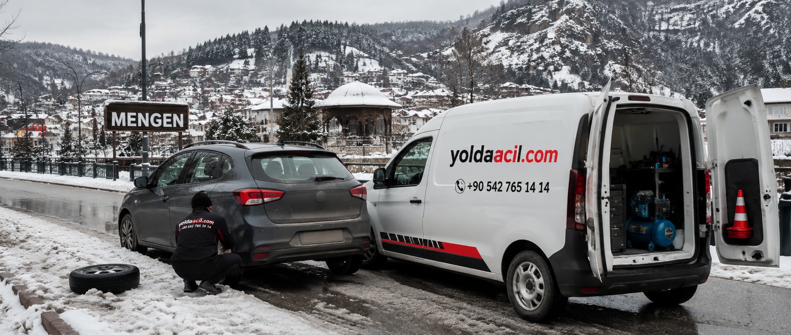 Mengen tabelası yanında karda lastik değiştiren yoldaacil.com ekibi